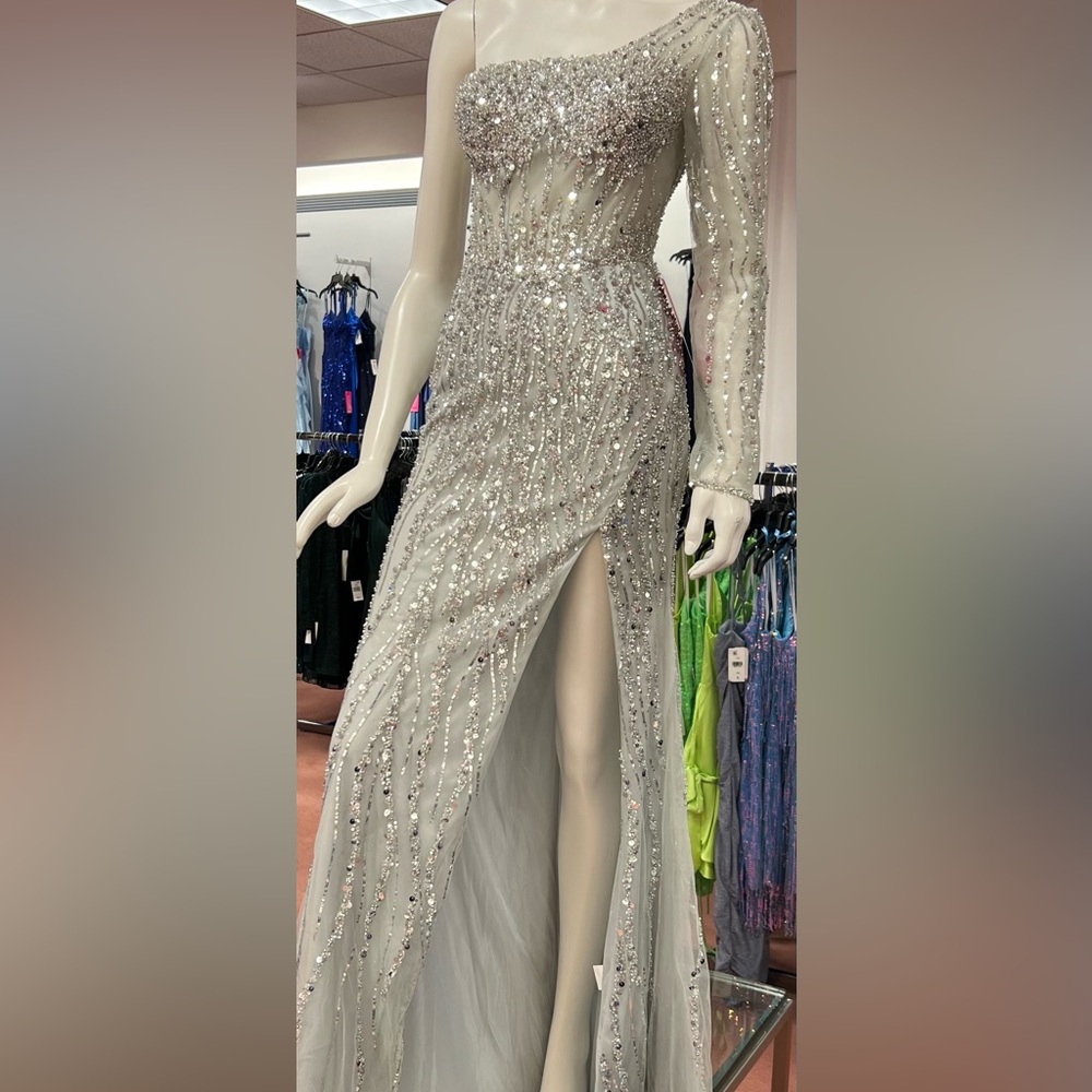 BEAUTIFUL SILVER NIGHT GOWN EVENING DRESS